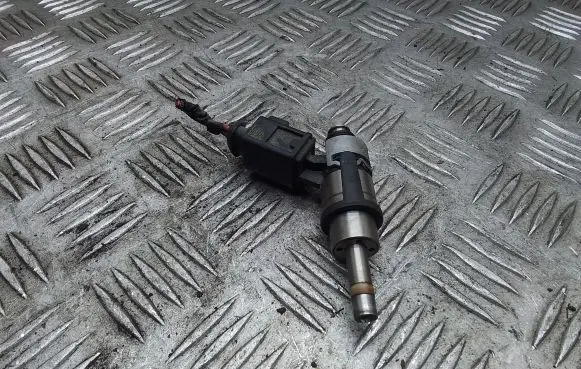 Volkswagen PASSAT B6 Fuel injector 06D133036D
