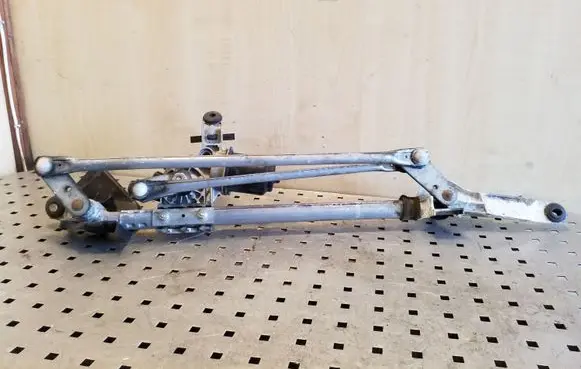 Subaru Outback Front wiper linkage and motor WM02C002