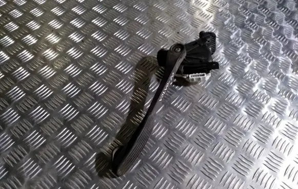 Volvo V70 Accelerator throttle pedal 30636003