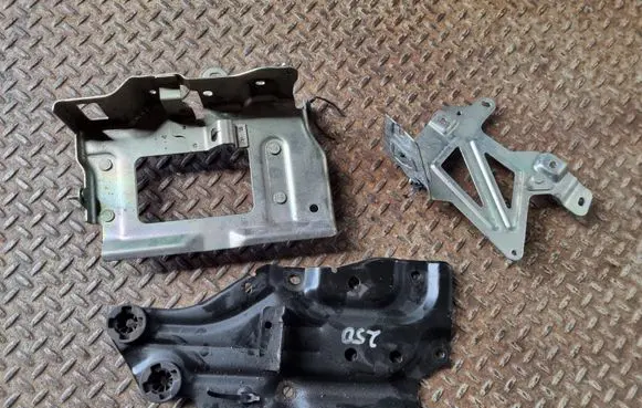 Nissan Juke I F15 Battery tray 
