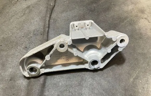 Volvo XC40 Engine mounting bracket 31686306