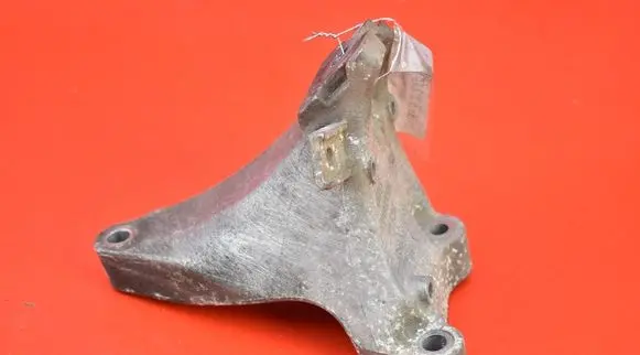 Engine mount vacuum valve
