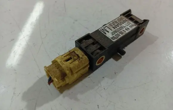 Nissan Almera Tino Airbag deployment crash/impact sensor 0285002068