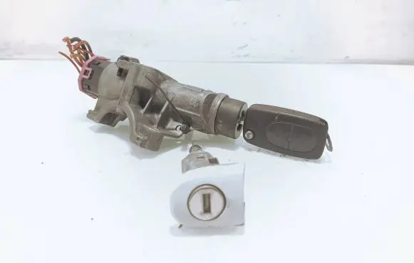 Volkswagen PASSAT B5 Ignition lock 4B0905851