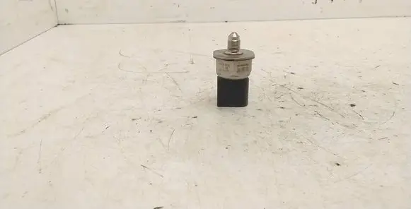 BMW 3 E90 E91 Fuel pressure sensor 7537319