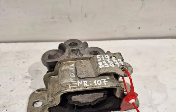 Engine mount vacuum valve