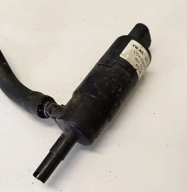 Volkswagen Touran I Headlight washer pump 3B7955681