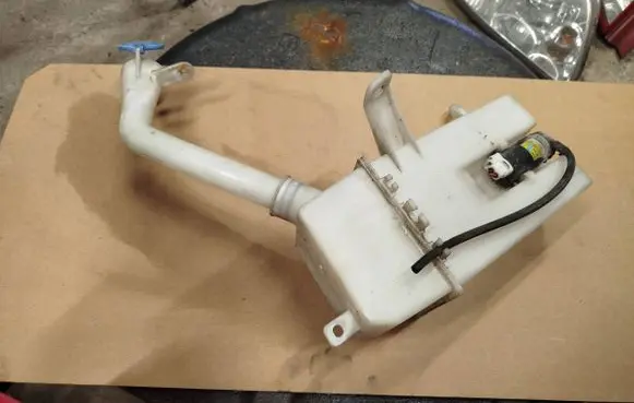 Suzuki Forenza Windshield washer fluid reservoir/tank 96550797