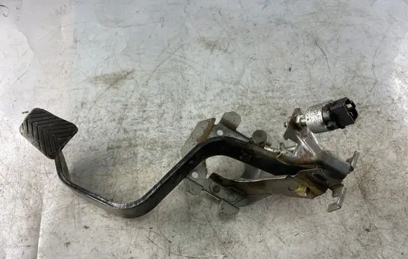 Mitsubishi Pajero Sport I Brake pedal