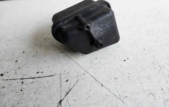Volkswagen PASSAT B6 Vacuum air tank 03G129808