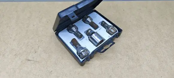 Mercedes-Benz CLK A209 C209 Anti-theft wheel nuts and lock B66470155