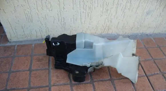 Mercedes-Benz E W210 Front door lock 2027203535
