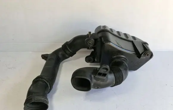 Volkswagen PASSAT B7 Intake resonator 