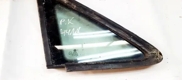 Volkswagen Touran I Front triangle window/glass 