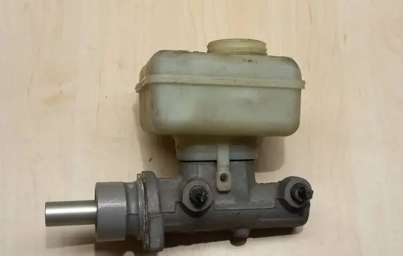 Volkswagen Golf V Master brake cylinder 21027099