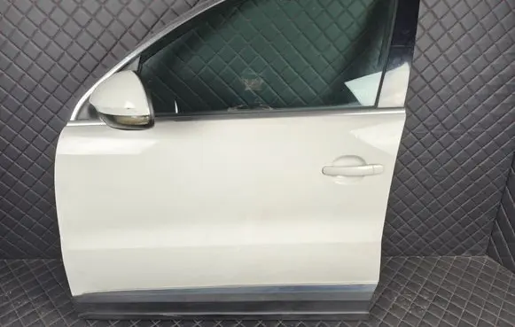 Volkswagen Tiguan Front door