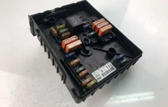 Volkswagen Golf V Fuse box set 1K0937125