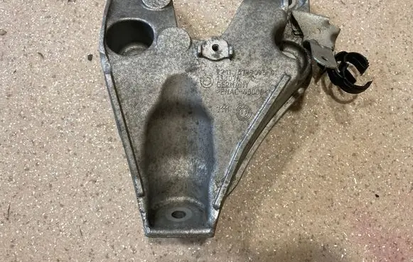Engine mounting bracket