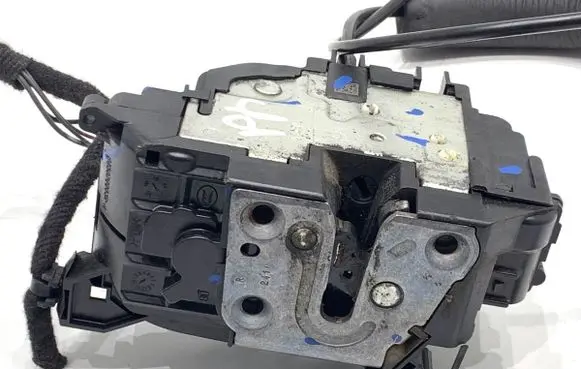 Renault Megane III Front door lock 805020003R
