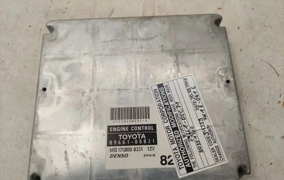 Toyota Avensis T250 Engine control unit/module 8966105821 MB1758008331