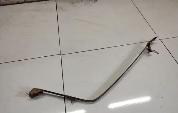 Fuel tank mounting bracket