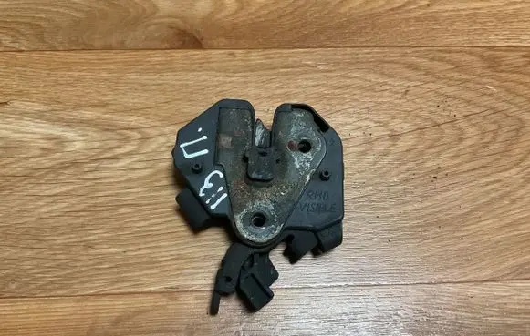Volvo V70 Engine bonnet/hood lock/catch 9483765 9483764 7000