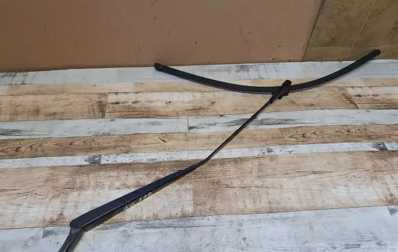 Peugeot 407 Front wiper blade arm