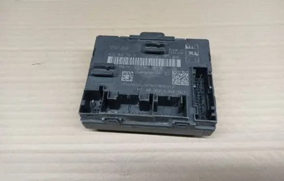 Volkswagen Tiguan Door control unit/module 5Q0959393B