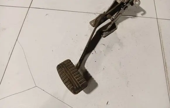 Mitsubishi Pajero Brake pedal 