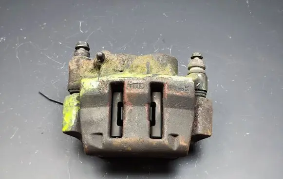 Renault Master II Front brake caliper 2013190C