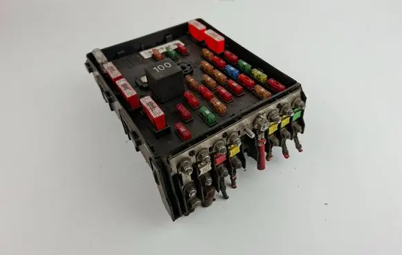 Volkswagen PASSAT B6 Fuse module 3C0937125