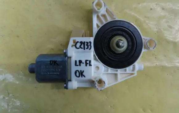 Mercedes-Benz C W204 Front door window regulator motor A2048200142