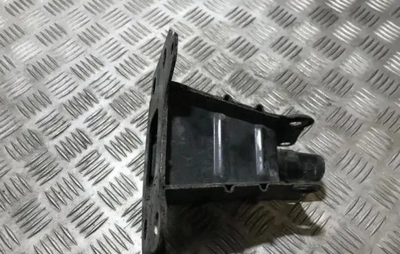 Audi A3 S3 8P Front bumper mounting bracket 8p0807134