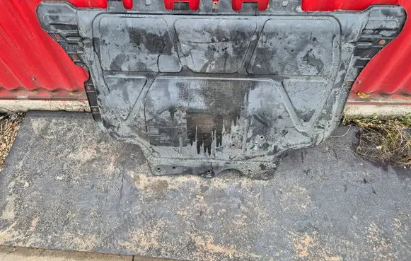 Skoda Superb B8 (3V) Engine splash shield/under tray 5Q0825236