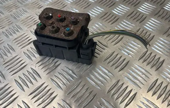 Audi A6 Allroad C5 Air suspension valve block 4F0616013