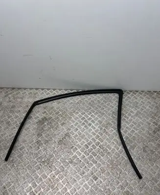 Toyota Yaris XP210 Rubber seal front door window/glass 68151K0010