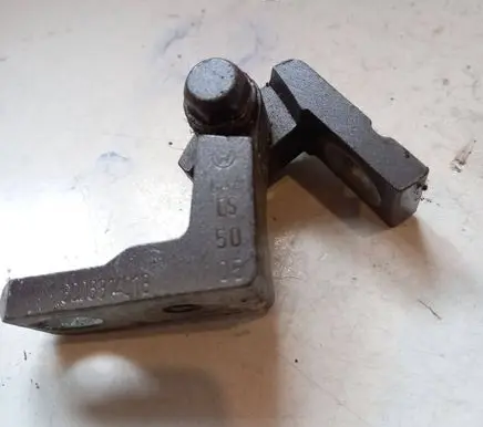 Volkswagen Touran I Front door upper hinge 600831401B