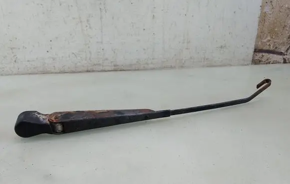 Rear wiper blade arm
