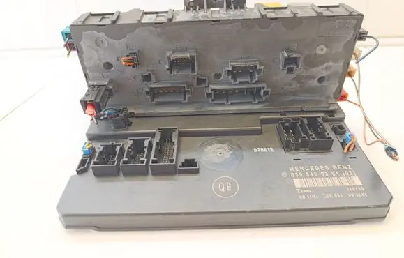 Mercedes-Benz Vito Viano W639 Fuse module A6395450301 A6395450401