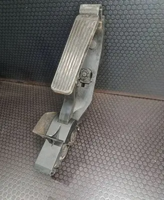 Mercedes-Benz E W211 Accelerator throttle pedal A2033000104