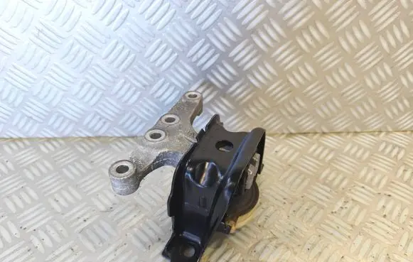 Engine mount vacuum valve