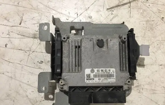 Volkswagen Touran I Engine control unit/module Q281014044 03G906021