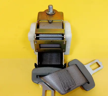 Opel Omega B2 Middle seatbelt (rear) 10300055