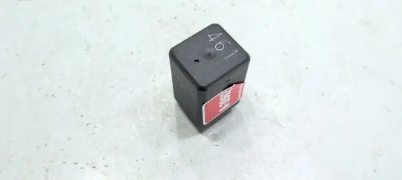 Volkswagen Golf V Glow plug pre-heat relay 03G907282