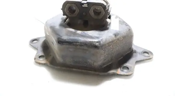 Engine mount vacuum valve
