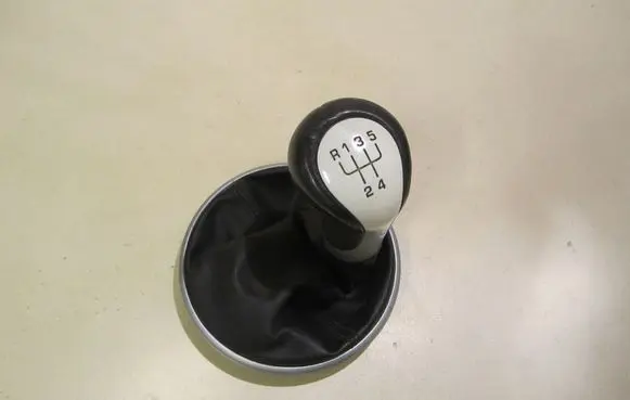 Skoda Roomster (5J) Gear lever shifter trim leather/knob 5J0711113A