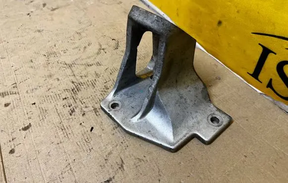 Engine mount vacuum valve