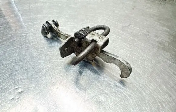 Opel Corsa C Front door check strap stopper 24413388