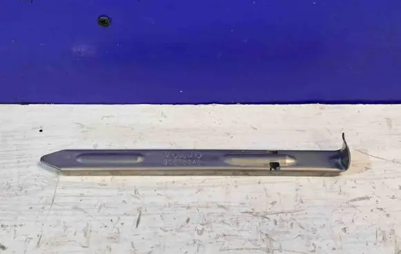 Volvo XC70 Headlight/headlamp mounting bracket 30678340