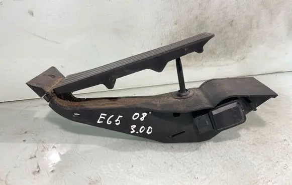 Accelerator throttle pedal
